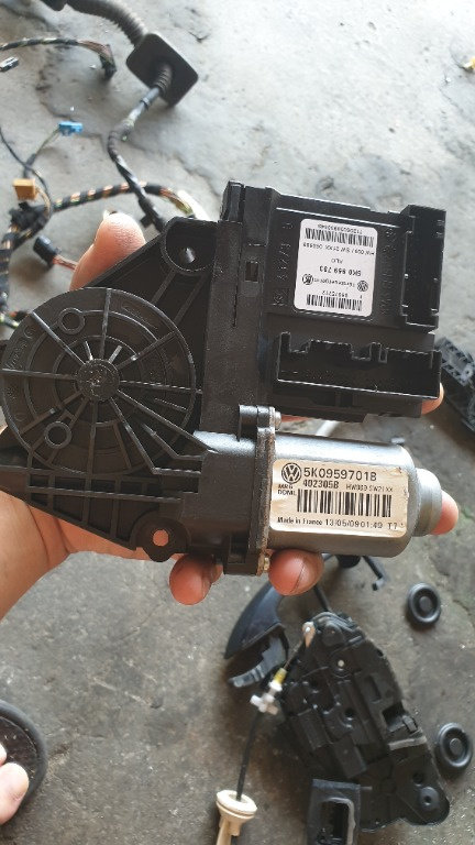 Motoras Usa Stanga Fata Vw Golf 6 5K0959793