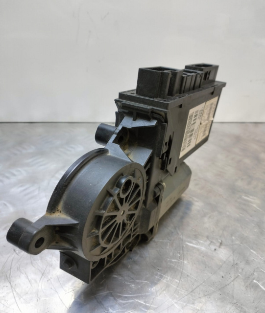 Motors macara geam dreapta spate 4E0910802A/982736104 Audi A8 D3/4E [facelift] [2005 - 2007]