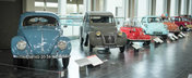 Imagini nemaivazute cu Muzeul Toyota din Japonia. Vizitatorii se pot plimba printre masini Ferrari, VW si Citroen