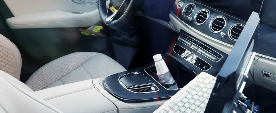 N-a ratat ocazia si a facut primele poze. Acum toata lumea stie cum arata interiorul noului E-CLASS facelift N-a ratat ocazia si a facut primele poze. Acum toata lumea stie cum arata interiorul noului E-CLASS facelift