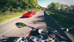 Nebunul cu BMW S1000RR are partener de joaca: un alt nebun cu Ferrari F40