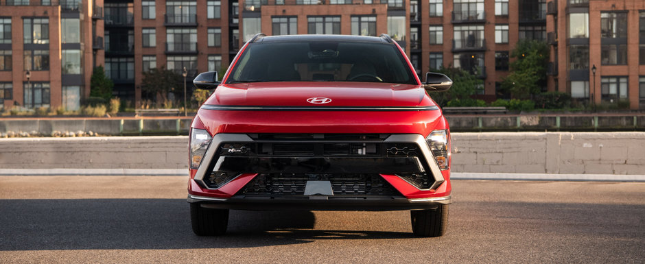 Nemtii de la Volkswagen ar trebui sa ia notite! Hyundai prezinta oficial noua generatie Kona, probabil cel mai spectaculos SUV de dimensiuni mici din lume. Galerie foto completa Nemtii de la Volkswagen ar trebui sa ia notite! Hyundai prezinta oficial noua generatie Kona, probabil cel mai spectaculos SUV de dimensiuni mici din lume. Galerie foto completa