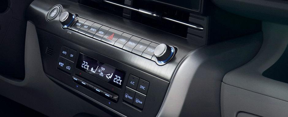 Nemtii de la Volkswagen ar trebui sa ia notite! Hyundai prezinta oficial noua generatie Kona, probabil cel mai spectaculos SUV de dimensiuni mici din lume. Sud-coreenii au publicat acum primele informatii si fotografii cu versiunea suta la suta electrica Nemtii de la Volkswagen ar trebui sa ia notite! Hyundai prezinta oficial noua generatie Kona, probabil cel mai spectaculos SUV de dimensiuni mici din lume. Sud-coreenii au publicat acum primele informatii si fotografii cu versiunea suta la suta electrica