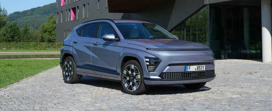 Nemtii de la Volkswagen ar trebui sa ia notite! Hyundai prezinta oficial noua generatie Kona, probabil cel mai spectaculos SUV de dimensiuni mici din lume. Galerie foto completa Nemtii de la Volkswagen ar trebui sa ia notite! Hyundai prezinta oficial noua generatie Kona, probabil cel mai spectaculos SUV de dimensiuni mici din lume. Galerie foto completa