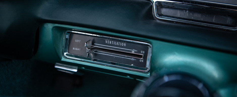 Nemtii se uitau la ea ca la un OZN. Masina din 1960 are o lungime de 5.7 metri, motor de 6.4 litri si bancheta fata cu actionare electrica Nemtii se uitau la ea ca la un OZN. Masina din 1960 are o lungime de 5.7 metri, motor de 6.4 litri si bancheta fata cu actionare electrica