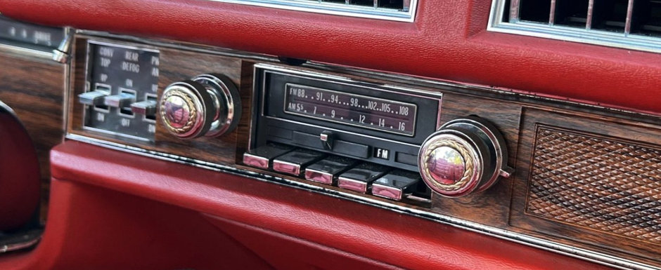 Nemtii se uitau la ea ca la un OZN. Masina din 1976 are o lungime de 5.7 metri, motor de 8.2 litri si scaune cu actionare electrica Nemtii se uitau la ea ca la un OZN. Masina din 1976 are o lungime de 5.7 metri, motor de 8.2 litri si scaune cu actionare electrica