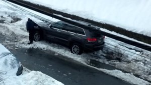 Nervosul asta care si-a luat un Jeep Grand Cherokee nou si-a dat seama ca nu are ce face cu el pe... zapada