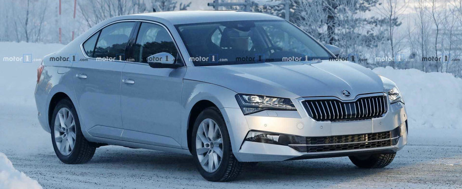 Nici nu s-au mai chinuit sa il camufleze. Facelift-ul navei amiral de la SKODA a fost surprins in teste Nici nu s-au mai chinuit sa il camufleze. Facelift-ul navei amiral de la SKODA a fost surprins in teste