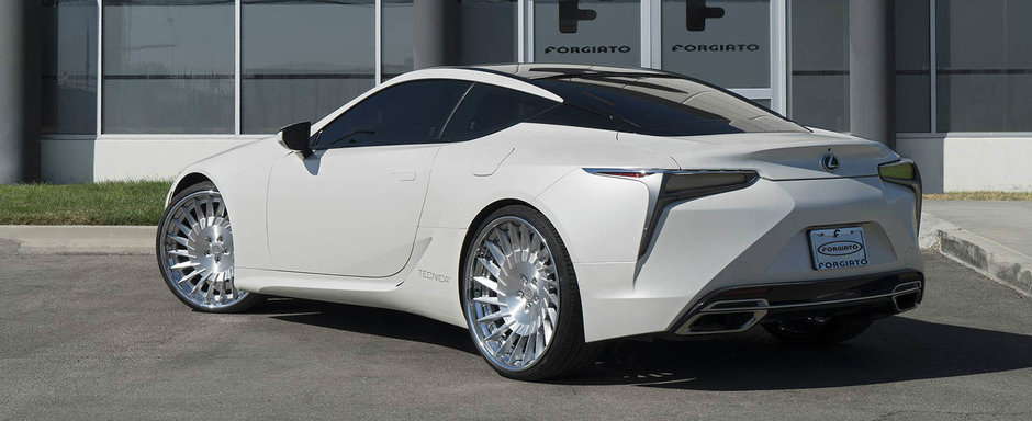Niciun bodykit nu il facea mai atragator decat este deja. Insa un set de jante Forgiato de 24 de inci... Niciun bodykit nu il facea mai atragator decat este deja. Insa un set de jante Forgiato de 24 de inci...