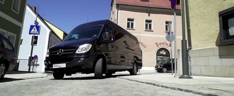Nimeni nu crede pana nu-l vede cu proprii ochi. E singurul Sprinter cu motor V12 din lume Nimeni nu crede pana nu-l vede cu proprii ochi. E singurul Sprinter cu motor V12 din lume
