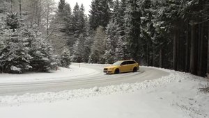 Nimic nu suna si arata mai frumos decat un Audi RS4 care face drifturi intr-un peisaj montan