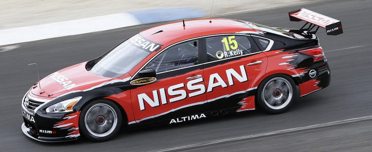 Nissan Altima V8 ne invita la o scurta plimbare pe circuit Nissan Altima V8 ne invita la o scurta plimbare pe circuit