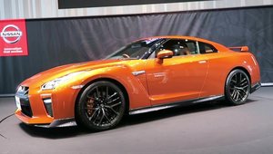Nissan GT-R 2017 in portocaliu