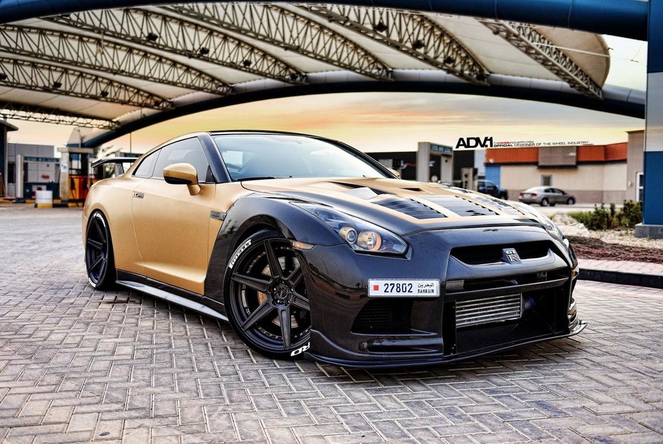 Nissan GT-R cu auriu si carbon