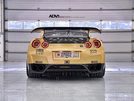 Nissan GT-R cu auriu si carbon