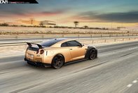 Nissan GT-R cu auriu si carbon