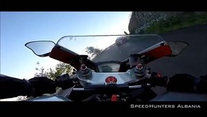 Nissan GT-R si Ducati 848 EVO se alearga pe serpentinele din Albania