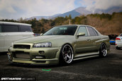 Nissan Skyline R34 cu patru usi si tuning