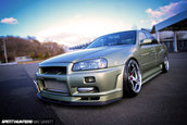 Nissan Skyline R34 cu patru usi si tuning