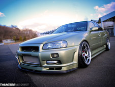 Nissan Skyline R34 cu patru usi si tuning