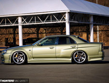 Nissan Skyline R34 cu patru usi si tuning