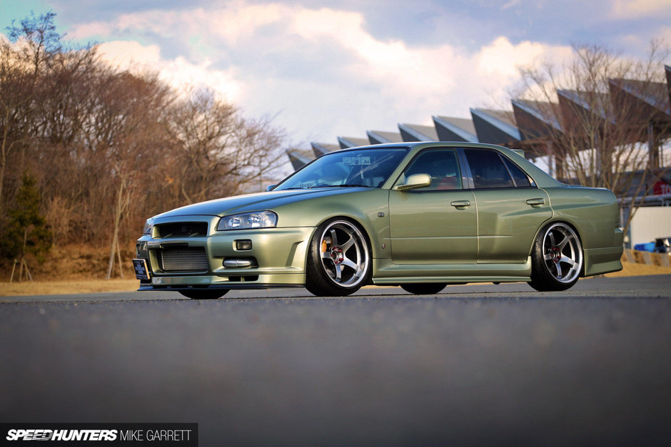 Nissan Skyline R34 cu patru usi si tuning