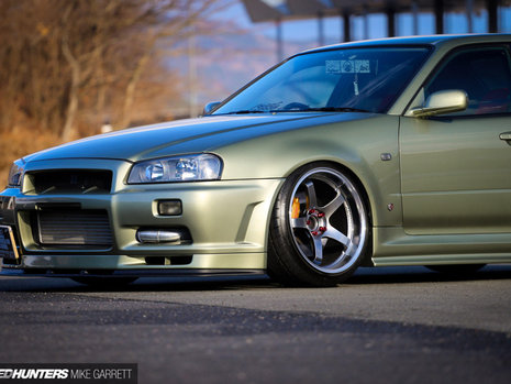 Nissan Skyline R34 cu patru usi si tuning