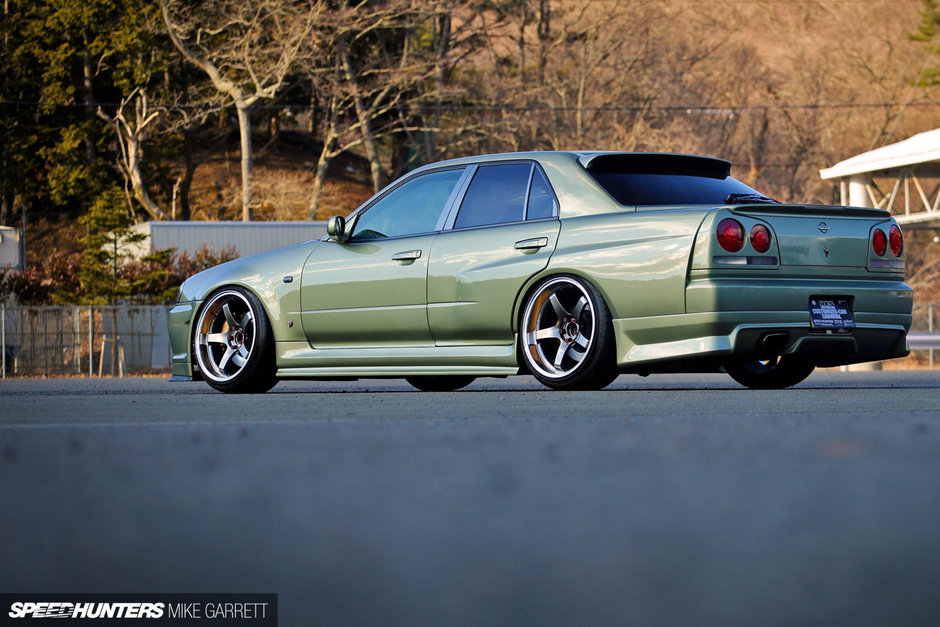 Nissan Skyline R34 cu patru usi si tuning