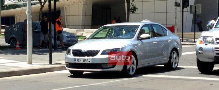 Noi imagini spion cu urmatoarea generatie Skoda Octavia