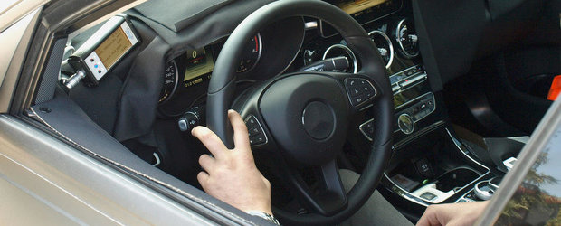 Noi imagini spion cu viitorul Mercedes C-Class - inclusiv cu interiorul