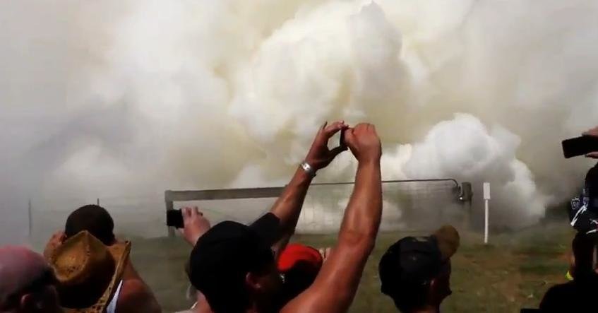 Nou record mondial de burnout simultan: 69 de masini, in Australia Nou record mondial de burnout simultan: 69 de masini, in Australia