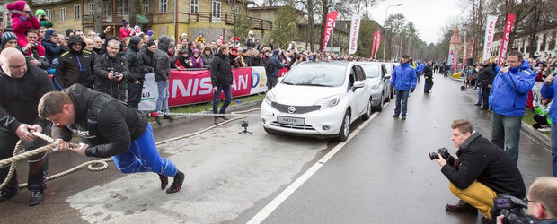 Nou record mondial: Un lituanian trage dupa el 12 exemplare Nissan Note!