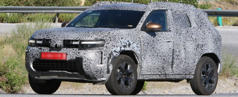 Noua Dacia Duster 3, surprinsa in cele mai clare imagini de pana acum. Masina romaneasca a fost fotografiata cu o grila frontala partial iluminata Noua Dacia Duster 3, surprinsa in cele mai clare imagini de pana acum. Masina romaneasca a fost fotografiata cu o grila frontala partial iluminata