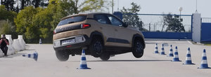 Noua Dacia Spring, la un pas de rasturnare. S-a ridicat pe doua roti la testul elanului!