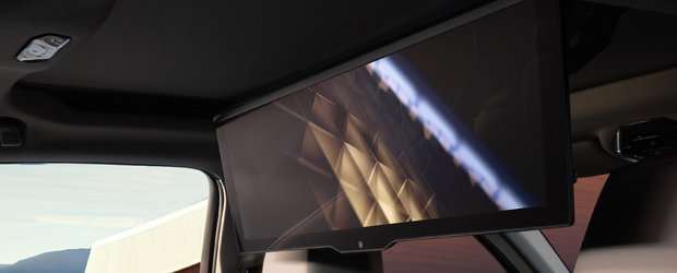 Noua masina de la BMW e nebunie curata: are un display de 31.3 inch care coboara din plafon la simpla apasare a unui buton!