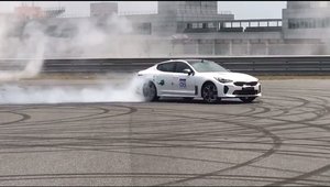 Noua masina de la Kia a fost surprinsa pregatindu-se intens pentru batalia cu Audi si BMW. VIDEO