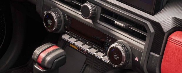 Noua masina de la Toyota e LUX TOTAL. Are volan incalzit, scaune ventilate si instalatie audio de la JBL