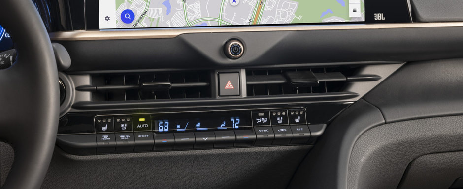 Noua masina de la Toyota e LUX TOTAL. Are caroserie in doua culori, scaune cu functie de ventilatie si instalatie audio de la JBL Noua masina de la Toyota e LUX TOTAL. Are caroserie in doua culori, scaune cu functie de ventilatie si instalatie audio de la JBL