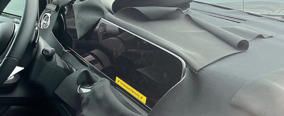 Noua masina de lux de la Mercedes, surprinsa pentru prima oara in teste. Viitorul model al nemtilor a fost fotografiat cu un ecran urias in bord Noua masina de lux de la Mercedes, surprinsa pentru prima oara in teste. Viitorul model al nemtilor a fost fotografiat cu un ecran urias in bord