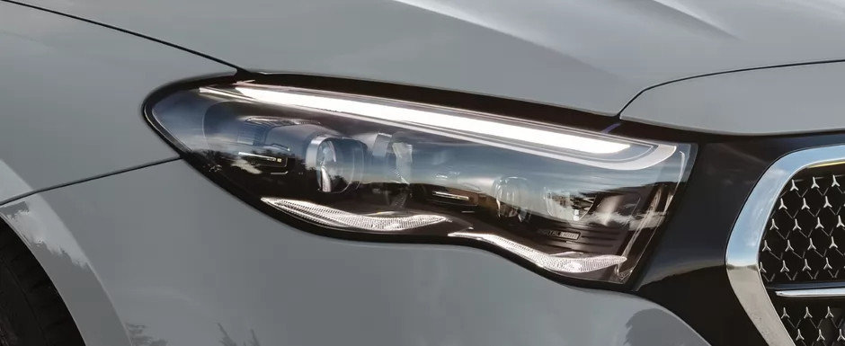 Noua masina de serie de la Mercedes-Benz e la ani lumina in fata rivalilor: are faruri care proiecteaza animatii pe sosea, camera selfie si versiune de motorizare care consuma doar 0.6 la suta. Cat costa