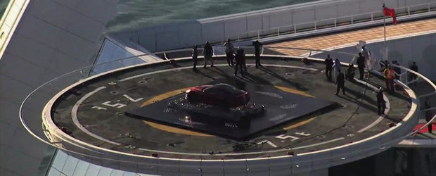 Noul Aston Marin Vanquish aterizeaza pe acoperisul hotelului Burj Al Arab. VIDEO AICI!