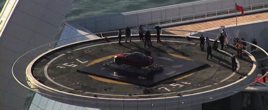 Noul Aston Marin Vanquish aterizeaza pe acoperisul hotelului Burj Al Arab. VIDEO AICI! Noul Aston Marin Vanquish aterizeaza pe acoperisul hotelului Burj Al Arab. VIDEO AICI!