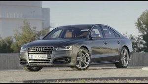Noul Audi A8, dotat cu pachetul S-Line. (Audi S8 Facelift)