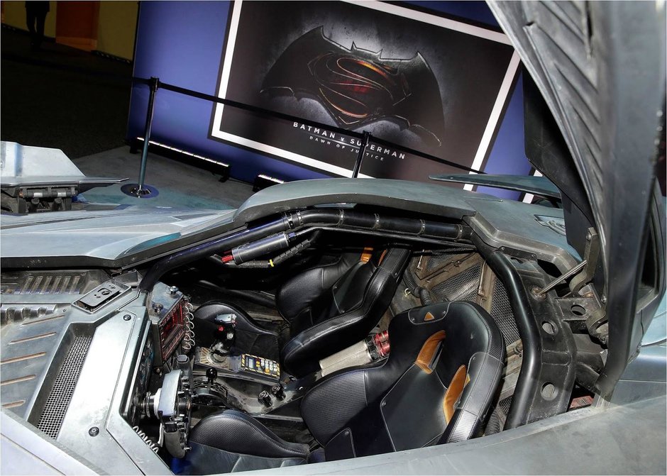 Noul Batmobil din Batman vs. Superman