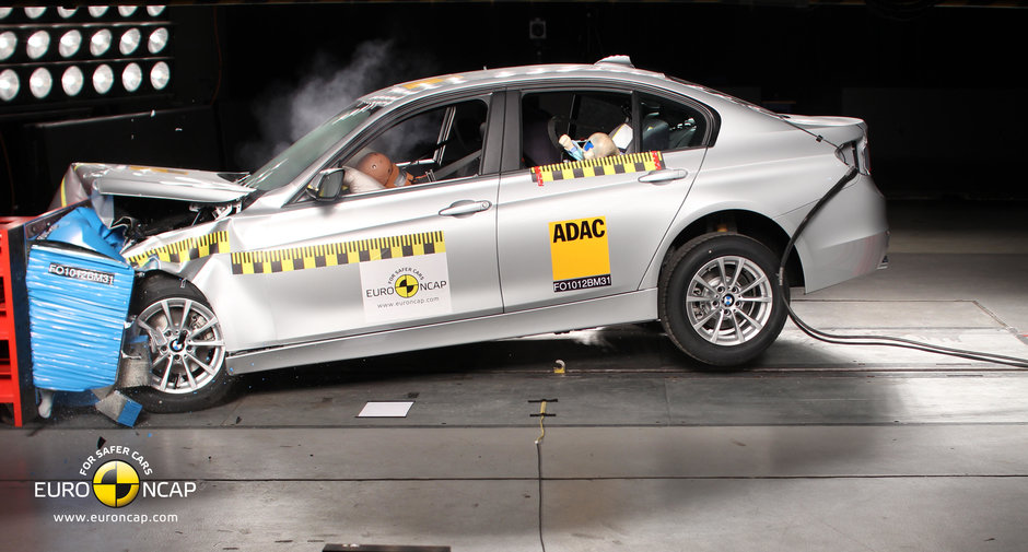 Noul BMW Seria 3 primeste punctaj maxim la testele de impact Euro NCAP