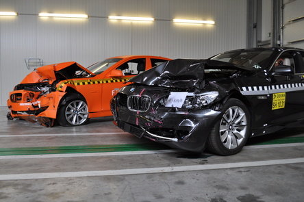 Noul BMW Seria 5 trece primul sau crash test