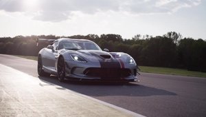 Noul Dodge Viper ACR in actiune si detaliu