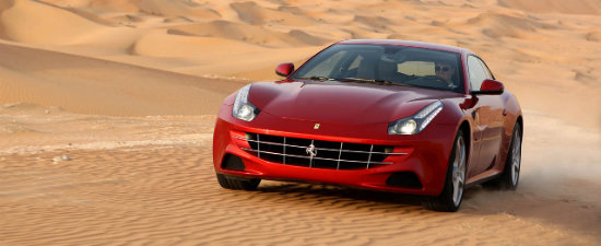 Noul Ferrari FF pozeaza in desert, ne invita la interior