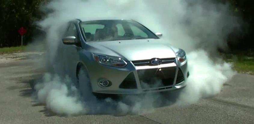 Noul Ford Focus 2012 stie sa faca burnout. Chiar unul foarte lung!