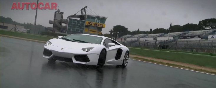 Noul Lambo Aventador ia cu asalt circuitul, livreaza sunete orgasmice si drifturi la limita Noul Lambo Aventador ia cu asalt circuitul, livreaza sunete orgasmice si drifturi la limita